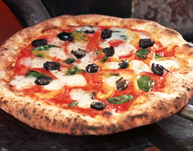 pizza met mozzarella en olijven
